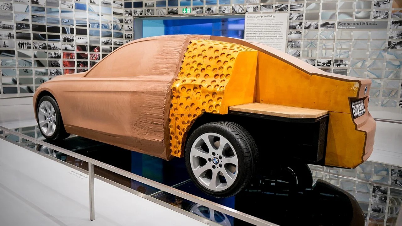 Вид модели автомобиля из глины в разрезе 