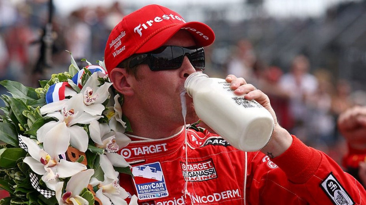 Победитель гонки Индианаполис 500 пьёт молоко