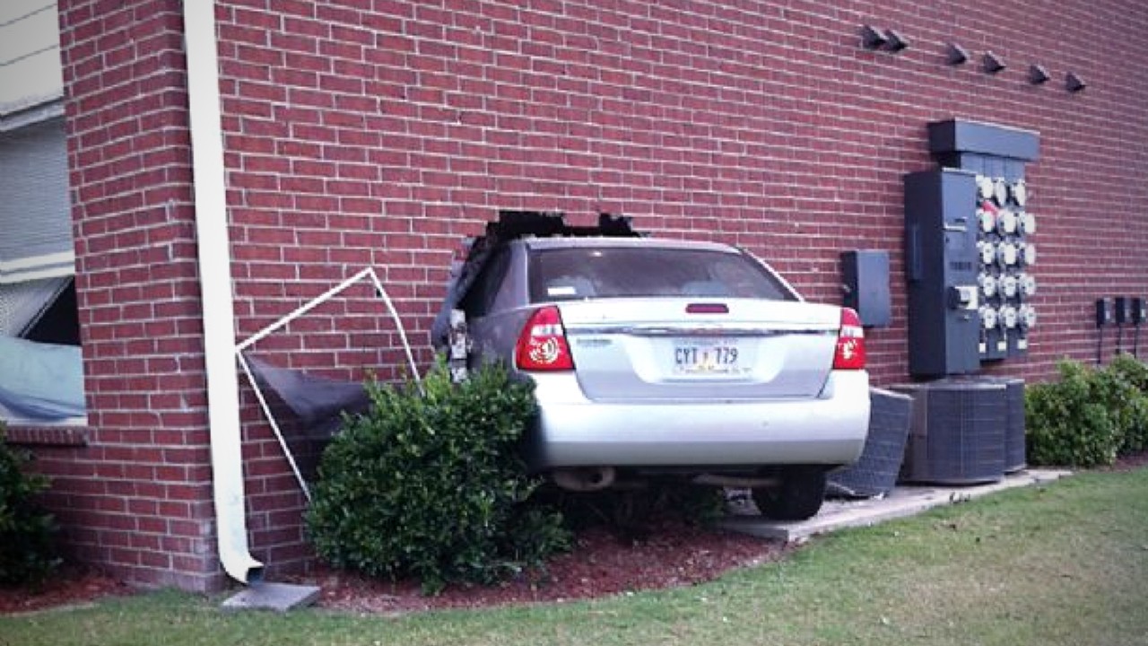 Автомобиль врезался в стену и проехал насквозь