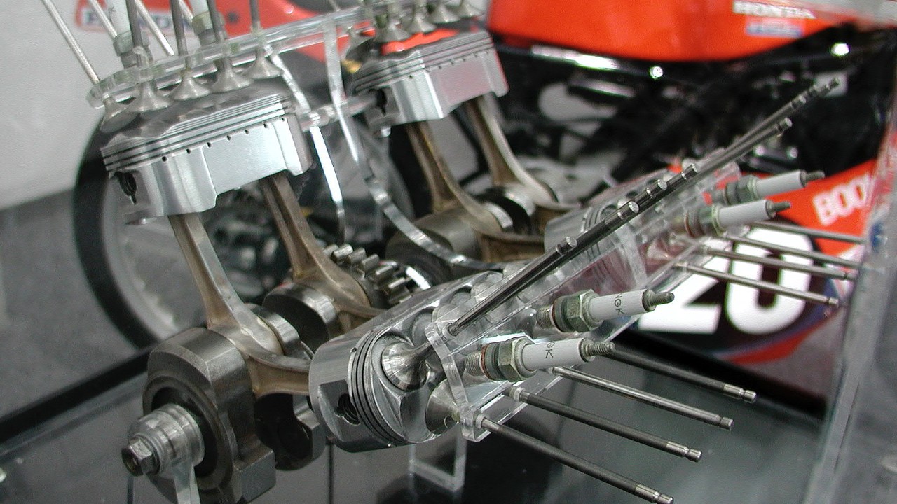 Овальные поршни двигателя Honda NR
