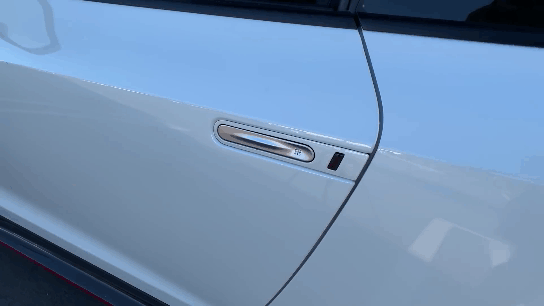 Необычные дверные ручки автомобиля Nissan GT-R