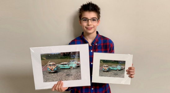 12-летний мальчик зарабатывает на фотографиях игрушечных автомобилей