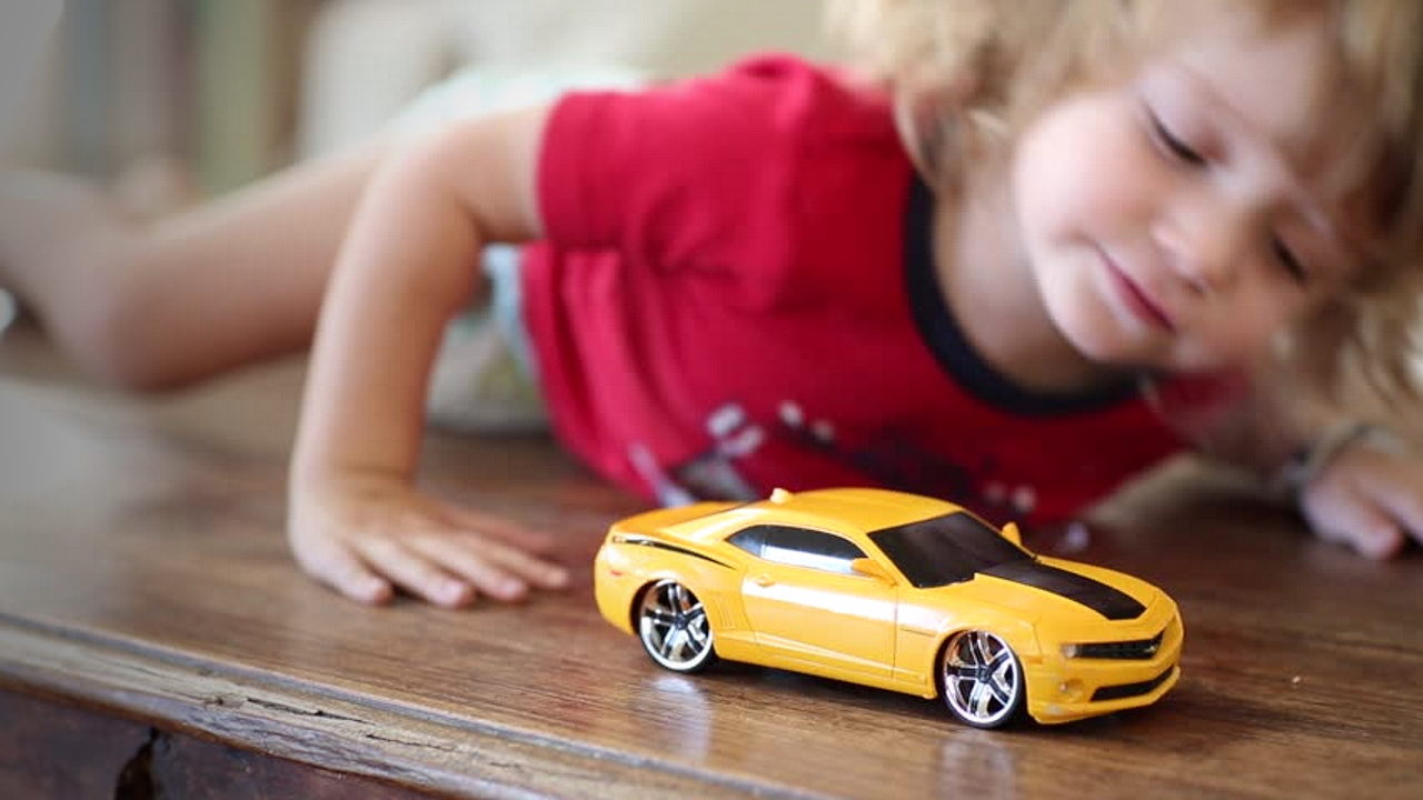 Ребёнок и игрушечный автомобиль