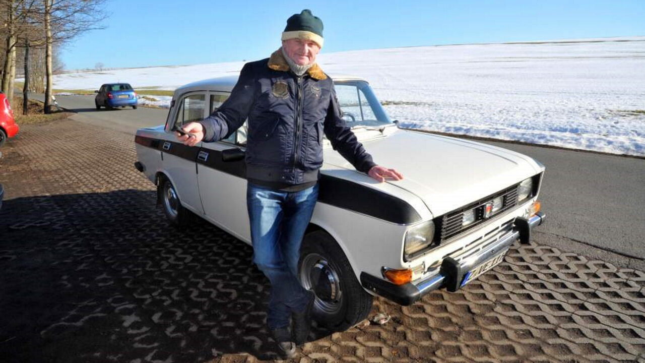 Герхард Шотт и его автомобиль Москвич-2140 с пробегом 1,0 млн. км. 