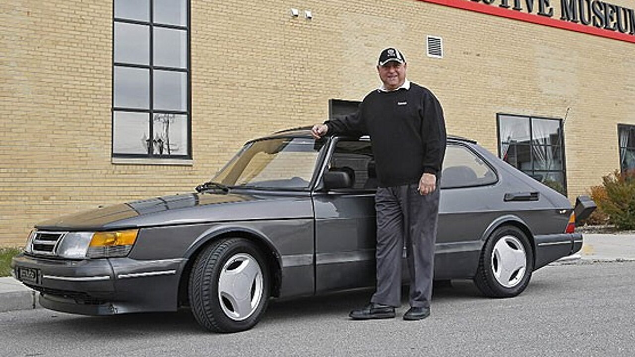 Питер Гилберт и его автомобиль SAAB 900 SPG с пробегом 1,6 млн. км. 