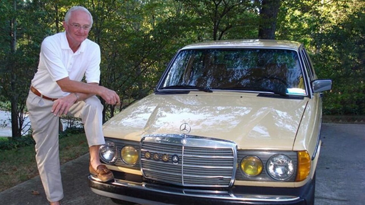 Пол Хармон и его автомобиль Mercedes-Benz 240D с пробегом 4,6 млн. км. 