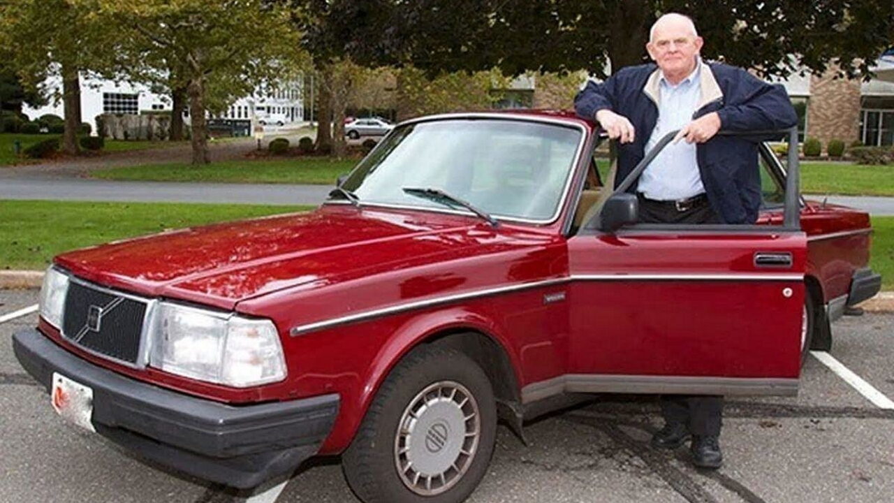 Селден Купер и его автомобиль Volvo 240 с пробегом 1,6 млн. км. 