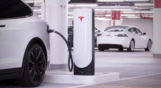 Американец подал в суд на Tesla и требует заряжать его электромобиль бесплатно