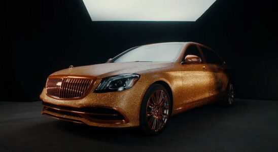 Для нового фильма о Золушке создали золотой Mercedes-Benz Maybach