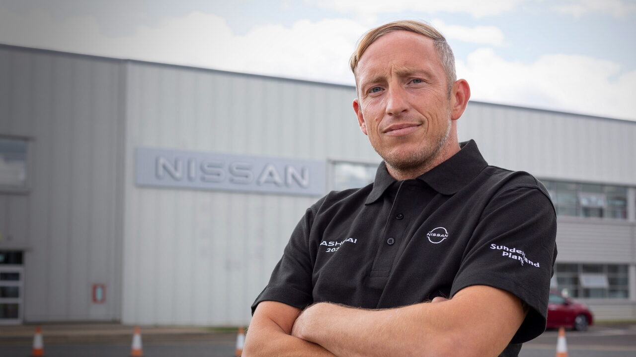 Рабочий британского завода Nissan стал героем