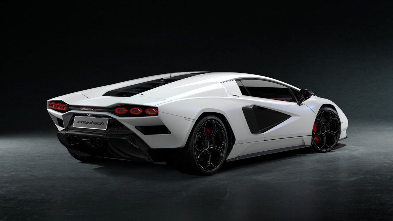 Опубликованы официальные изображения возрождённого Lamborghini Countach