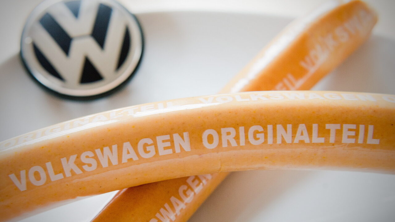 В заводском кафетерии Volkswagen больше не будут продавать фирменные колбаски