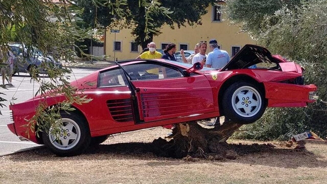 70-летний итальянец решил снять видео для социальных сетей и разбил свой Ferrari Testarossa