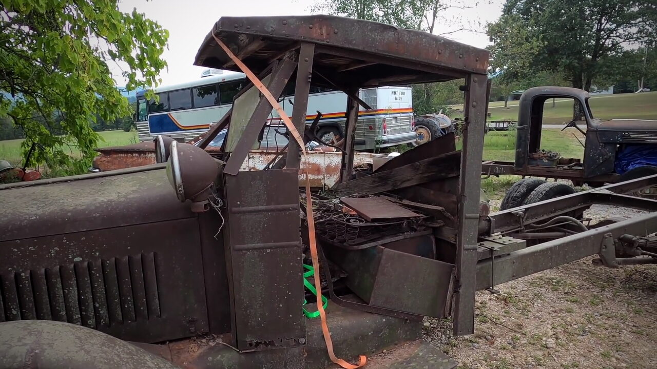 Американцу удалось запустить двигатель 80 лет простоявшего в лесу грузовика GMC