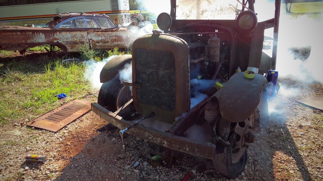 Американцу удалось запустить двигатель 80 лет простоявшего в лесу грузовика GMC