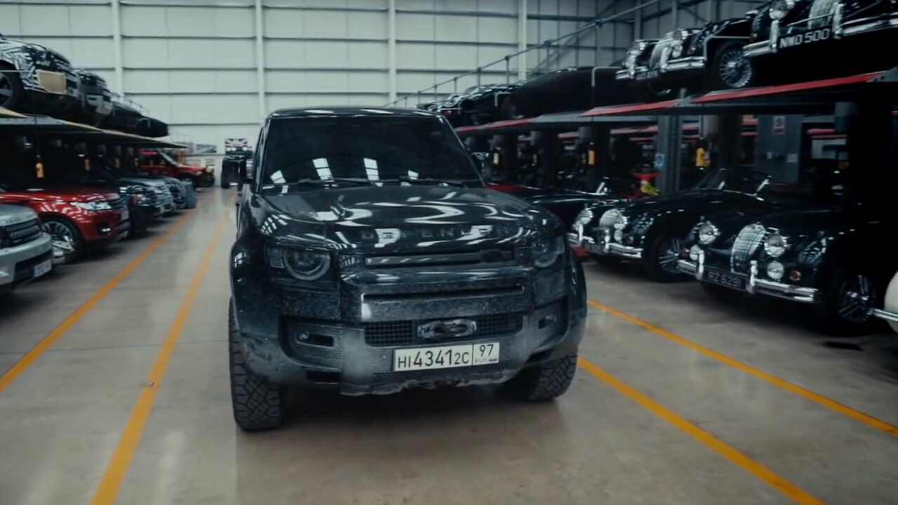В официальном видео Land Rover показали автомобиль с нереальными российскими номерами
