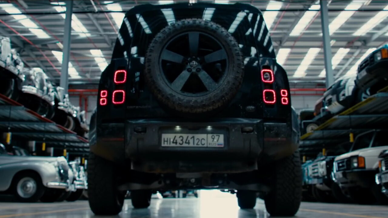 В официальном видео Land Rover показали автомобиль с нереальными российскими номерами