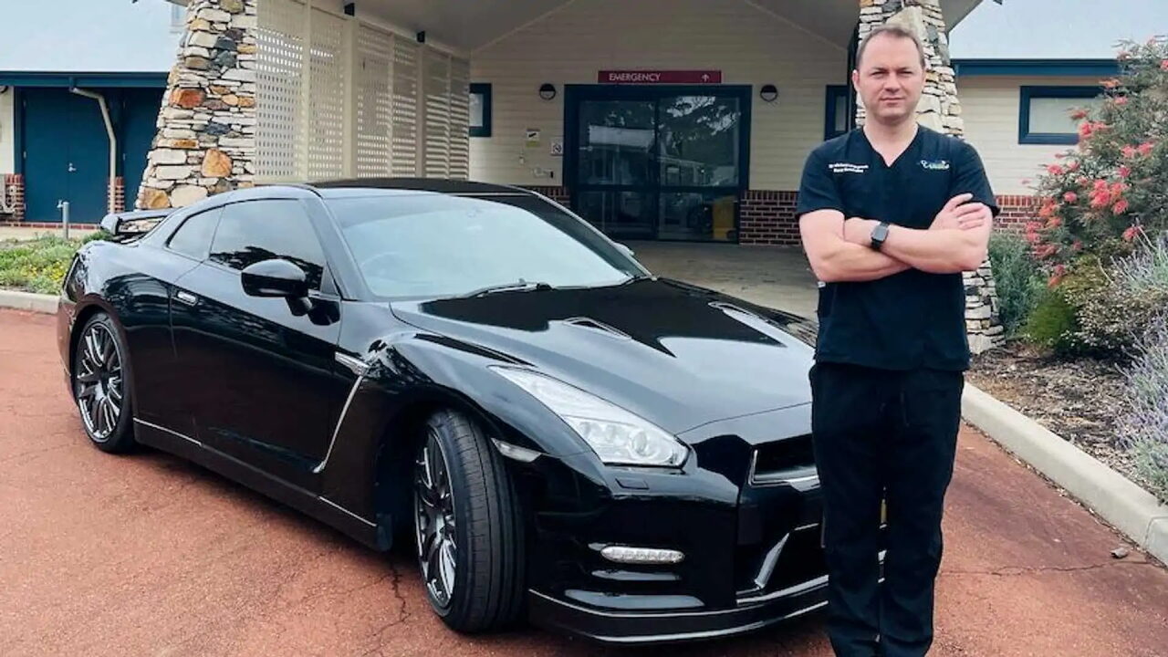 Врач из Австралии попросил местные власти присвоить его Nissan GT-R статус автомобиля скорой помощи