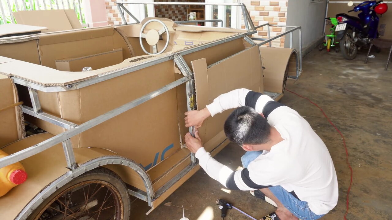 Блогер сделал Rolls-Royce Boat Tail из картона