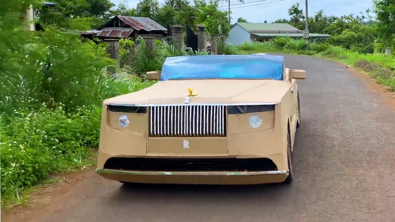 Блогер сделал Rolls-Royce Boat Tail из картона