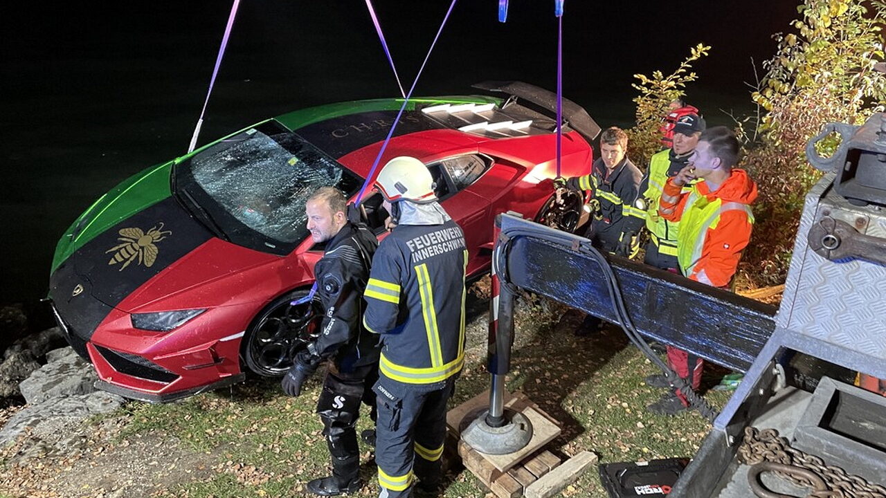Водитель Lamborghini Huracan перепутал педали и утопил автомобиль в озере