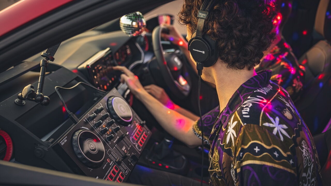 SEAT Ibiza превратили в дискотеку