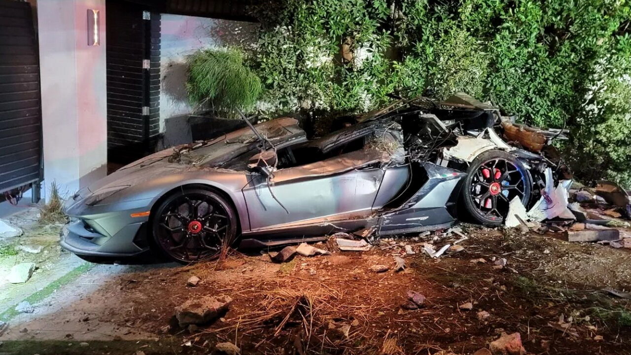В Беверли-Хиллз грузовик службы доставки уничтожил Lamborghini Aventador и Bentley Continental