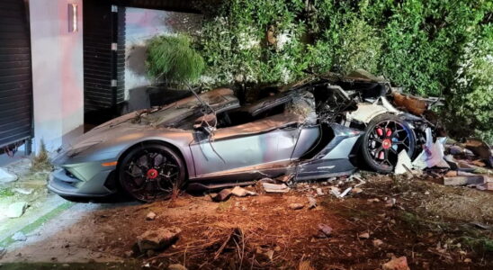 В Беверли-Хиллз грузовик службы доставки уничтожил Lamborghini Aventador и Bentley Continental