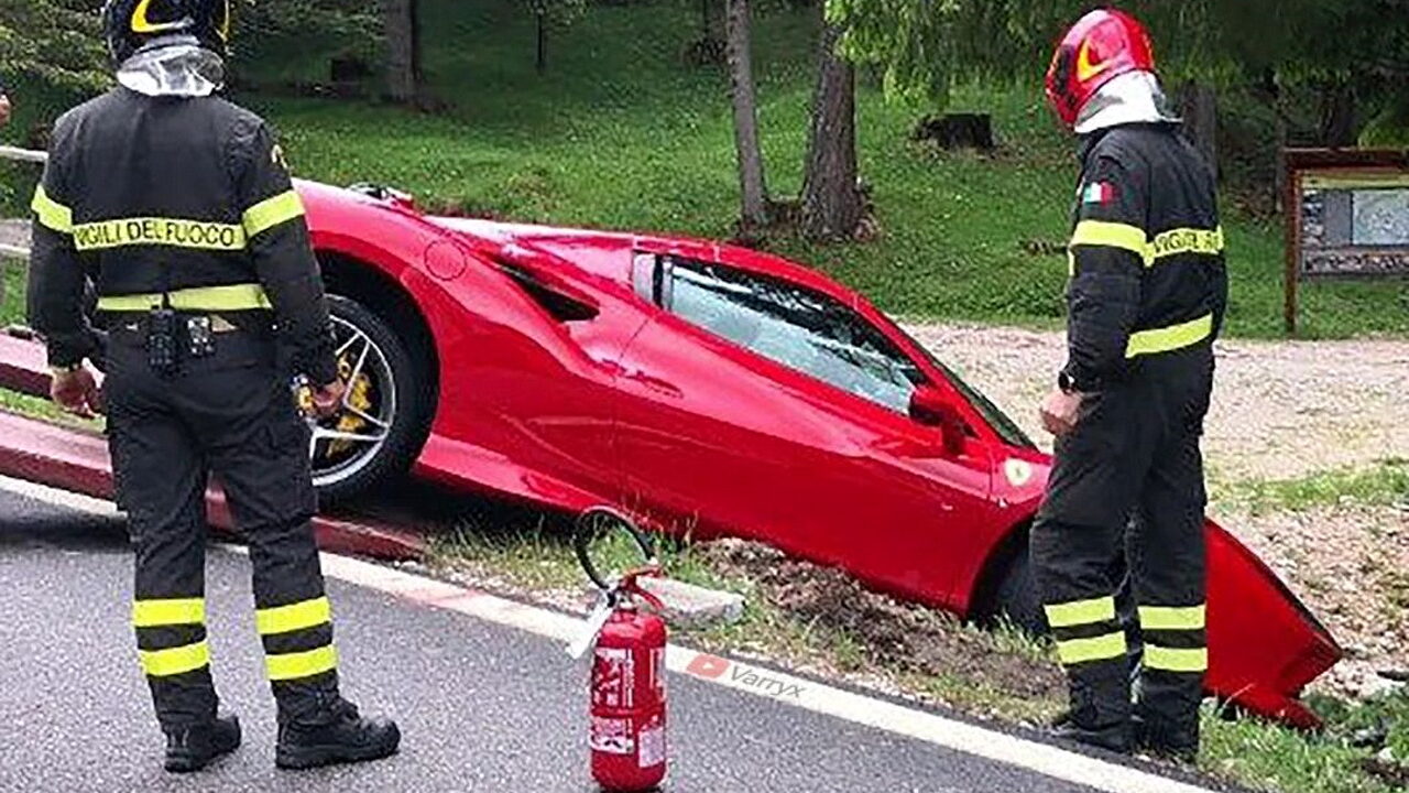 В Италии Ferrari F8 Spider столкнулся с грузовиком