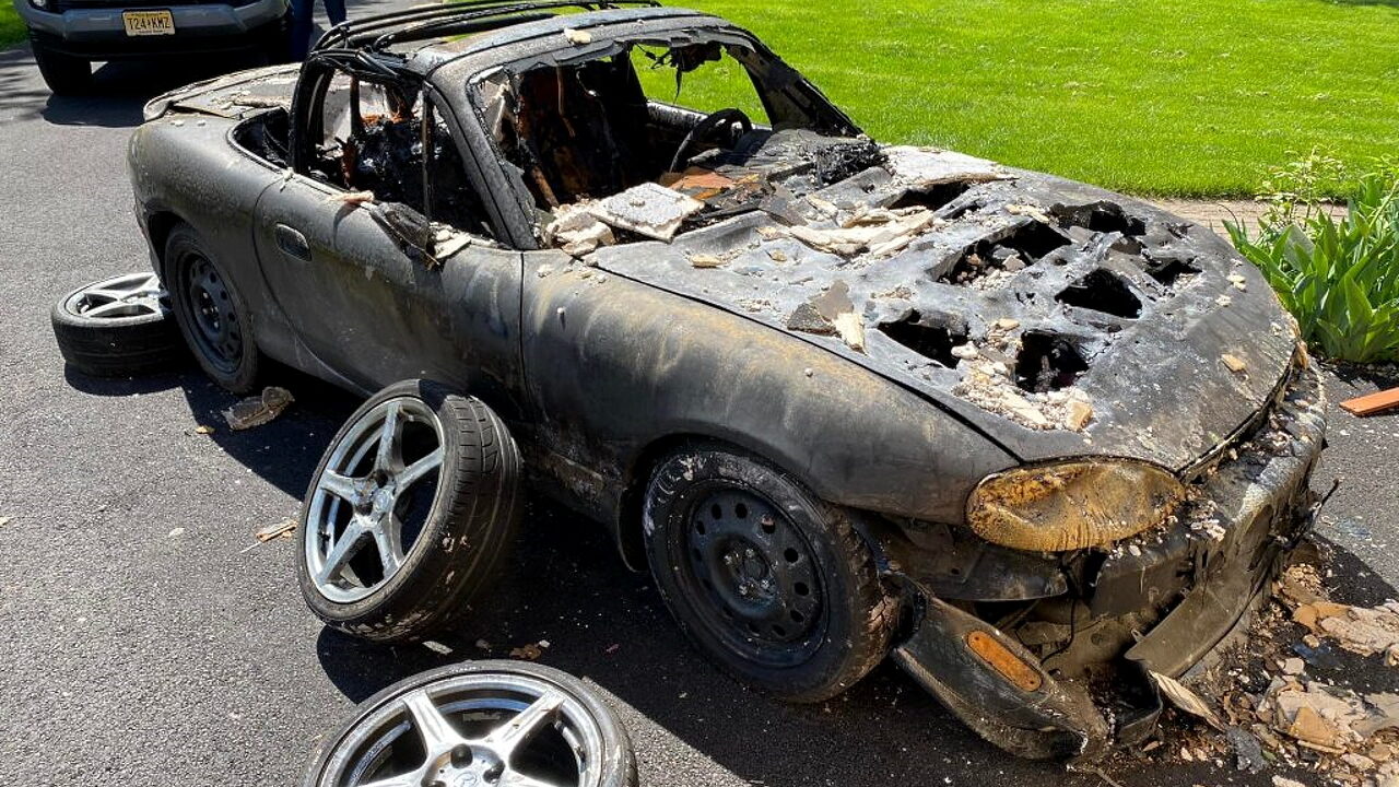 Mazda Speed MX-5 Miata пережил пожар и остался на ходу