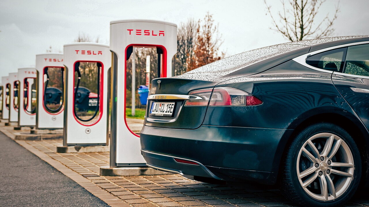 Электромобиль Tesla на зарядке