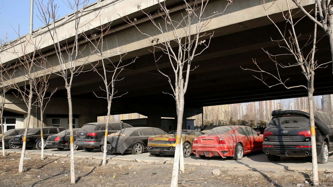 В Китае под мостом обнаружили кладбище дорогих автомобилей