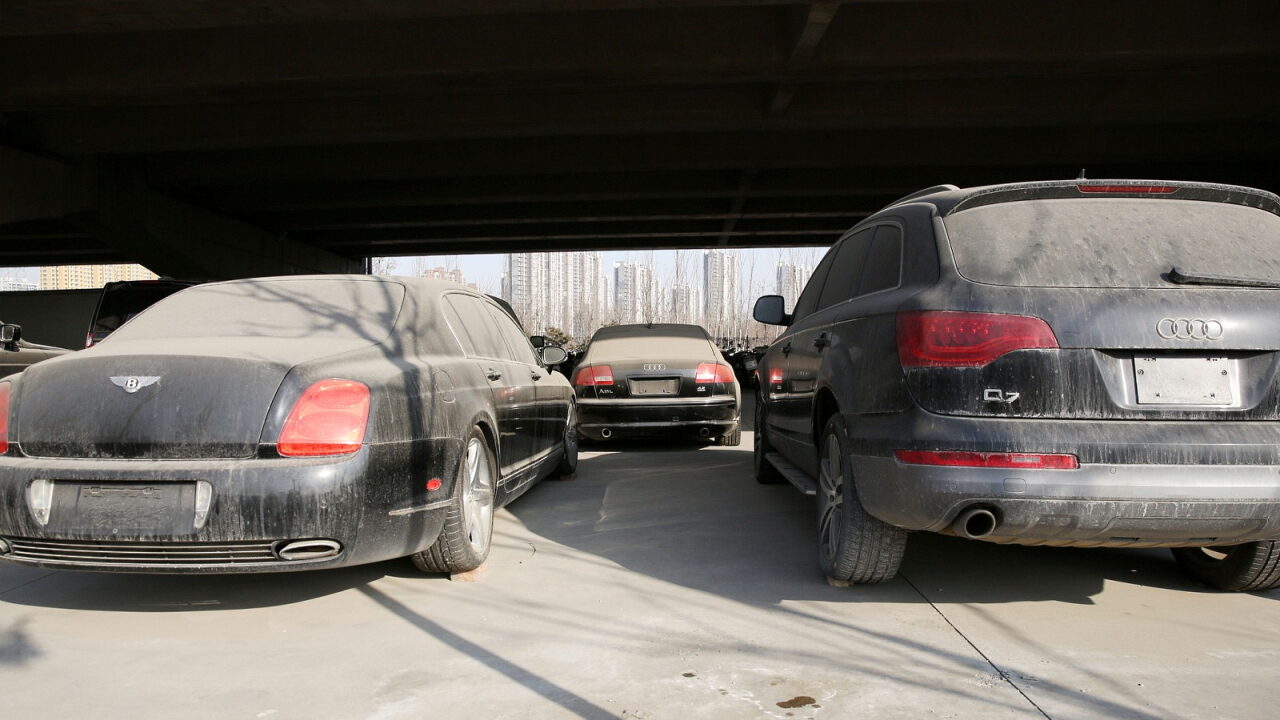 В Китае под мостом обнаружили кладбище дорогих автомобилей